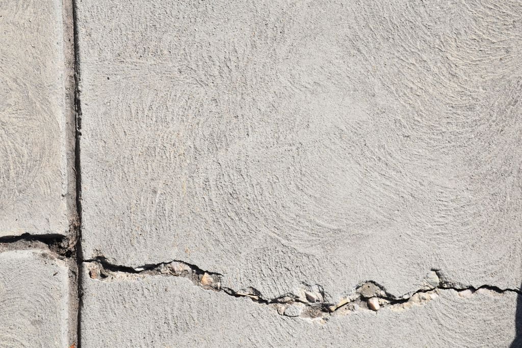 Horizontal crack in a concrete wall