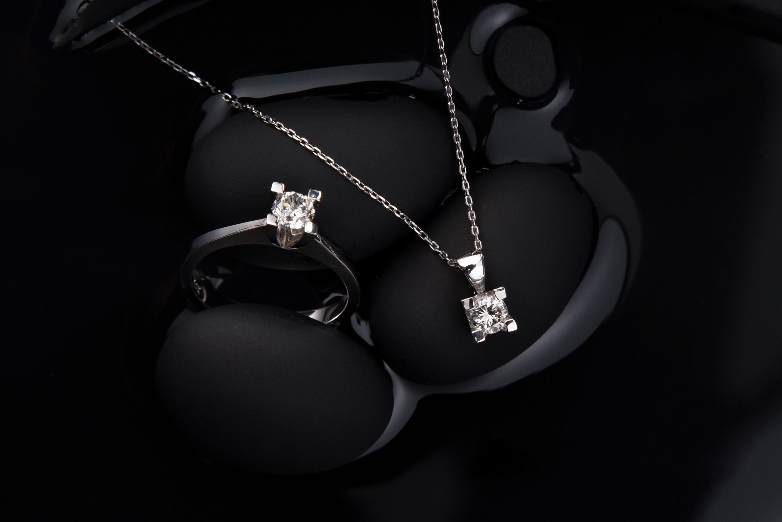 Does Renters Insurance Cover Jewelry? Limits, Theft, and Extra Coverage