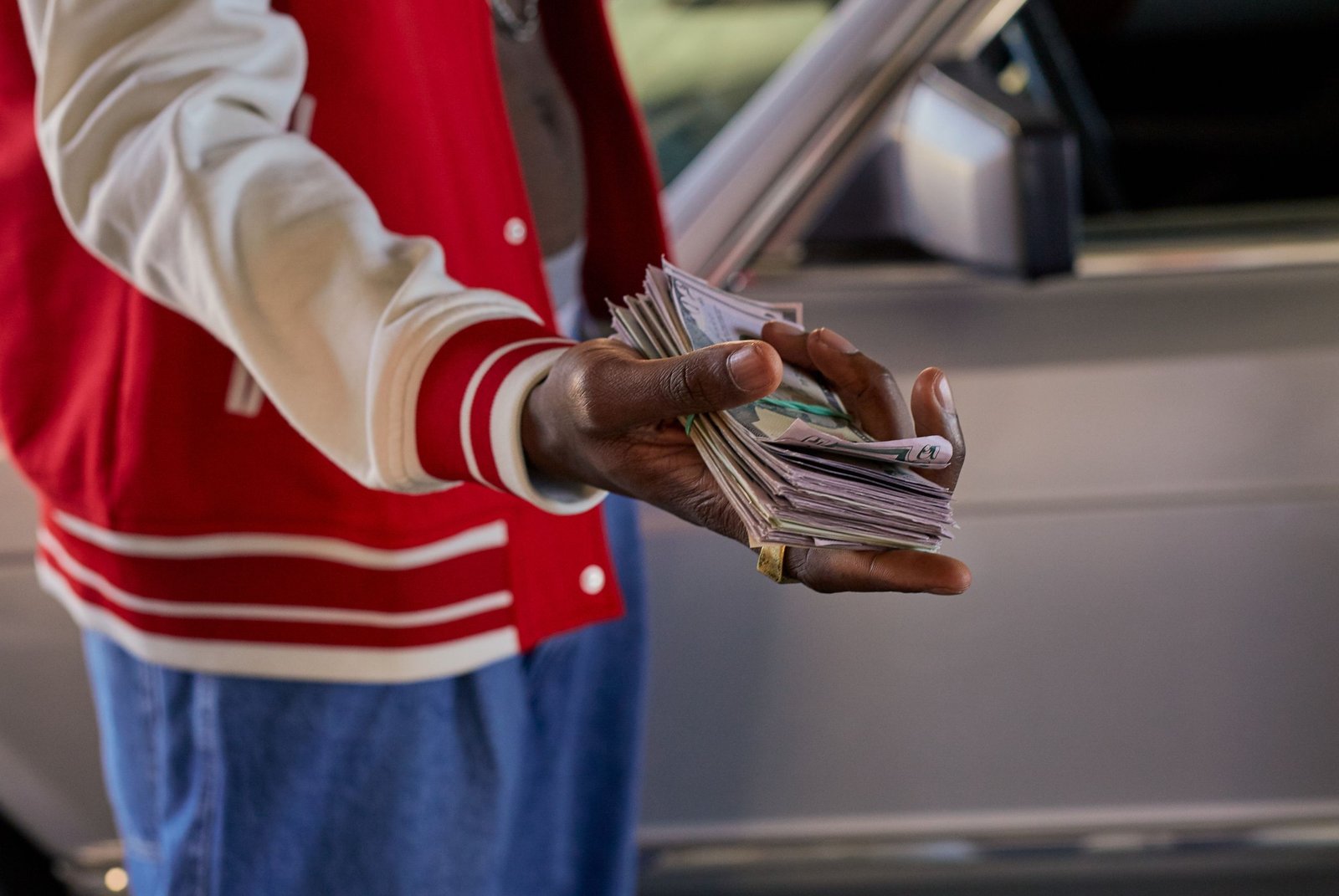 Should You Pay Cash for a Car or Finance It? Pros and Cons