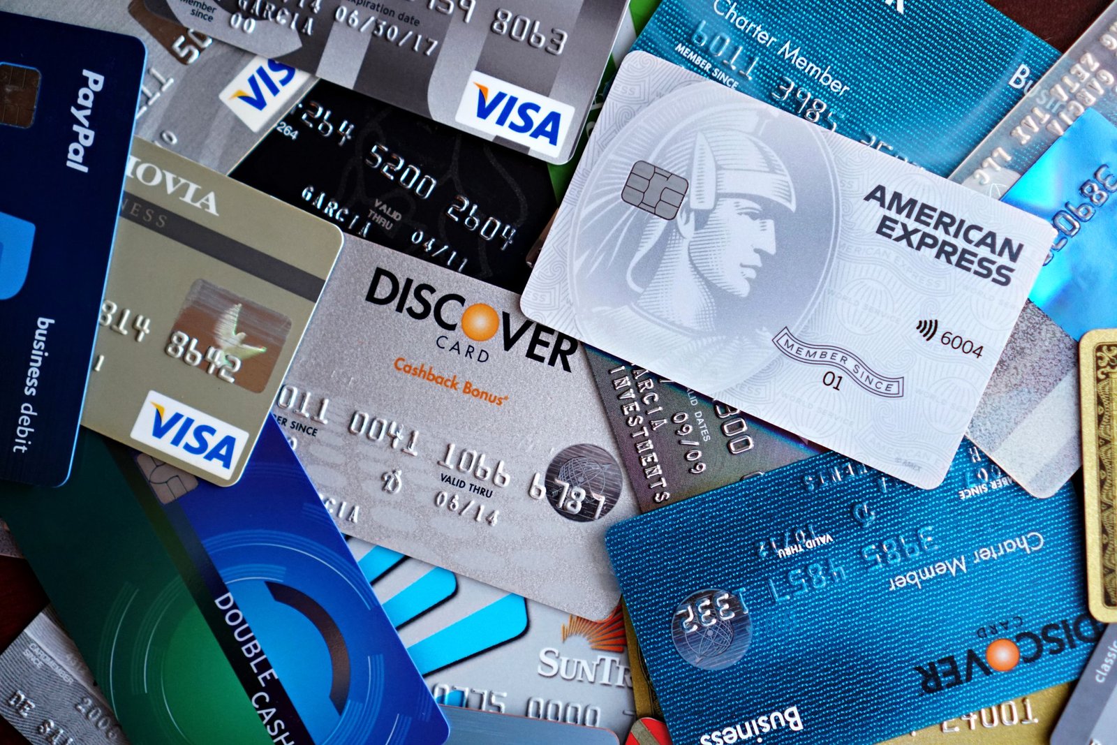 Charge Card vs. Credit Card: Key Differences and Which to Choose