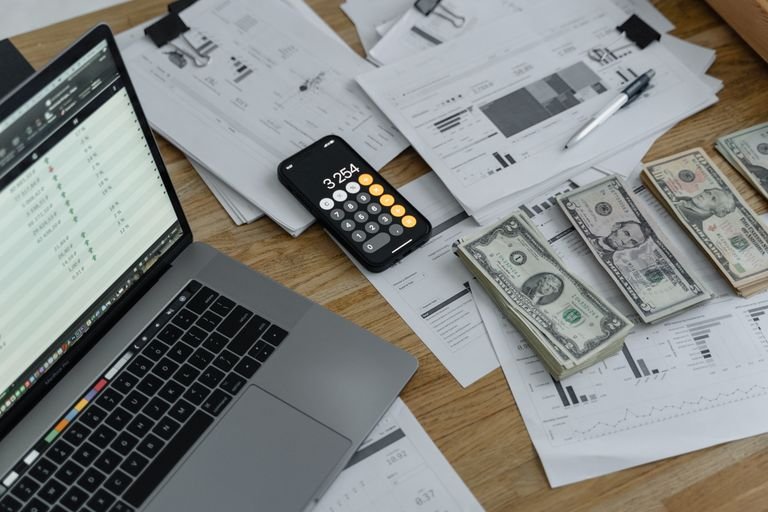 Earned Income vs. Unearned Income: Key Differences and Examples