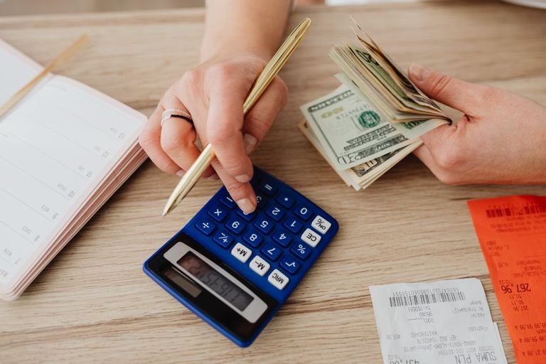 Fixed Expenses vs. Variable Expenses: Differences and Examples
