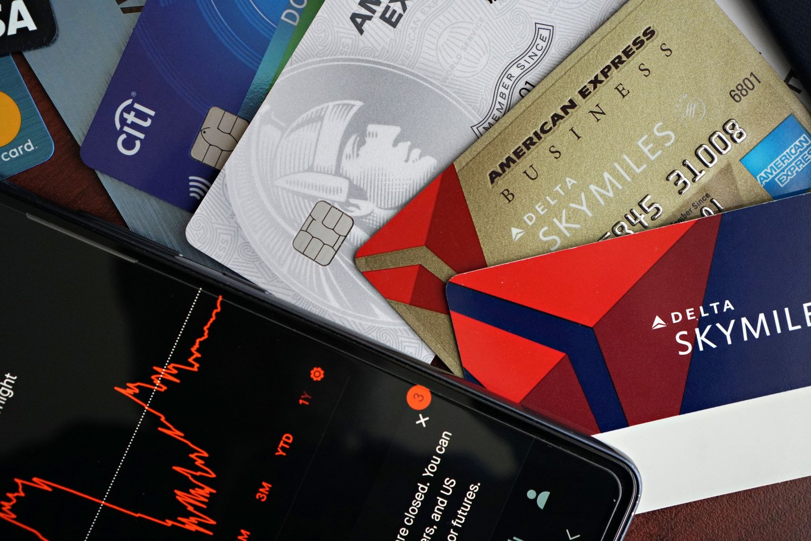 Line of Credit vs. Credit Card: Key Differences and Which to Choose