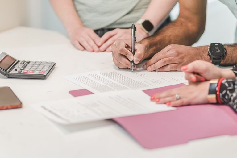 Guarantor vs Cosigner: Key Differences, Risks, and Which to Choose
