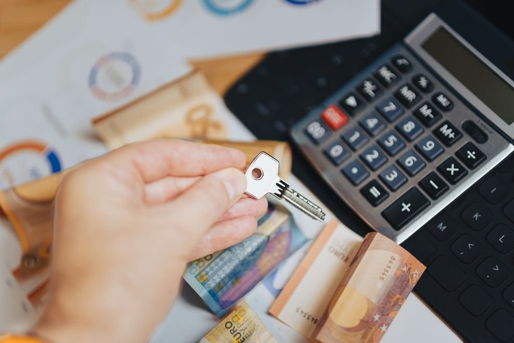 Universal Life Insurance vs. Whole Life: Key Differences Hand holding keys beside a calculator and banknotes