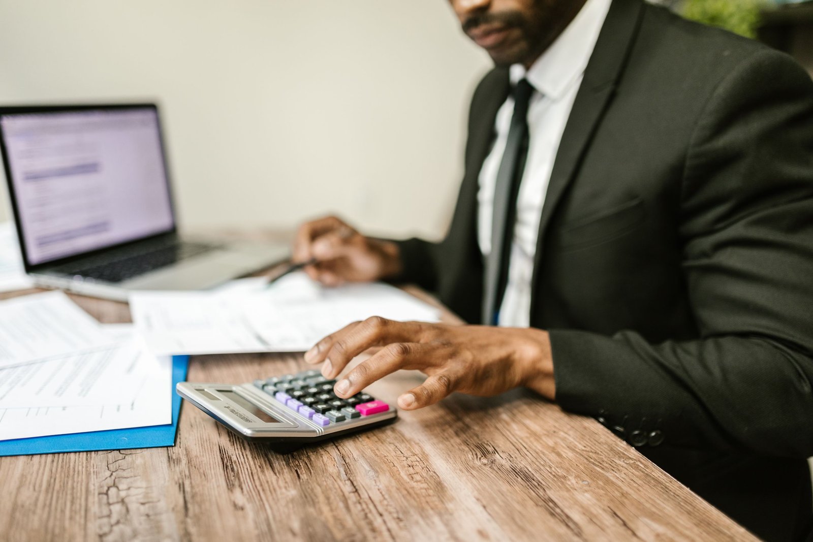 403b vs. Roth IRA: Which Retirement Account Should You Fund First?