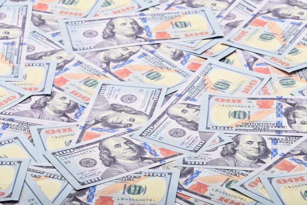 PCOXX Money Market Fund: Yield, Fees, Minimums and Risks US hundred-dollar bills illustrating cash held in a money market fund